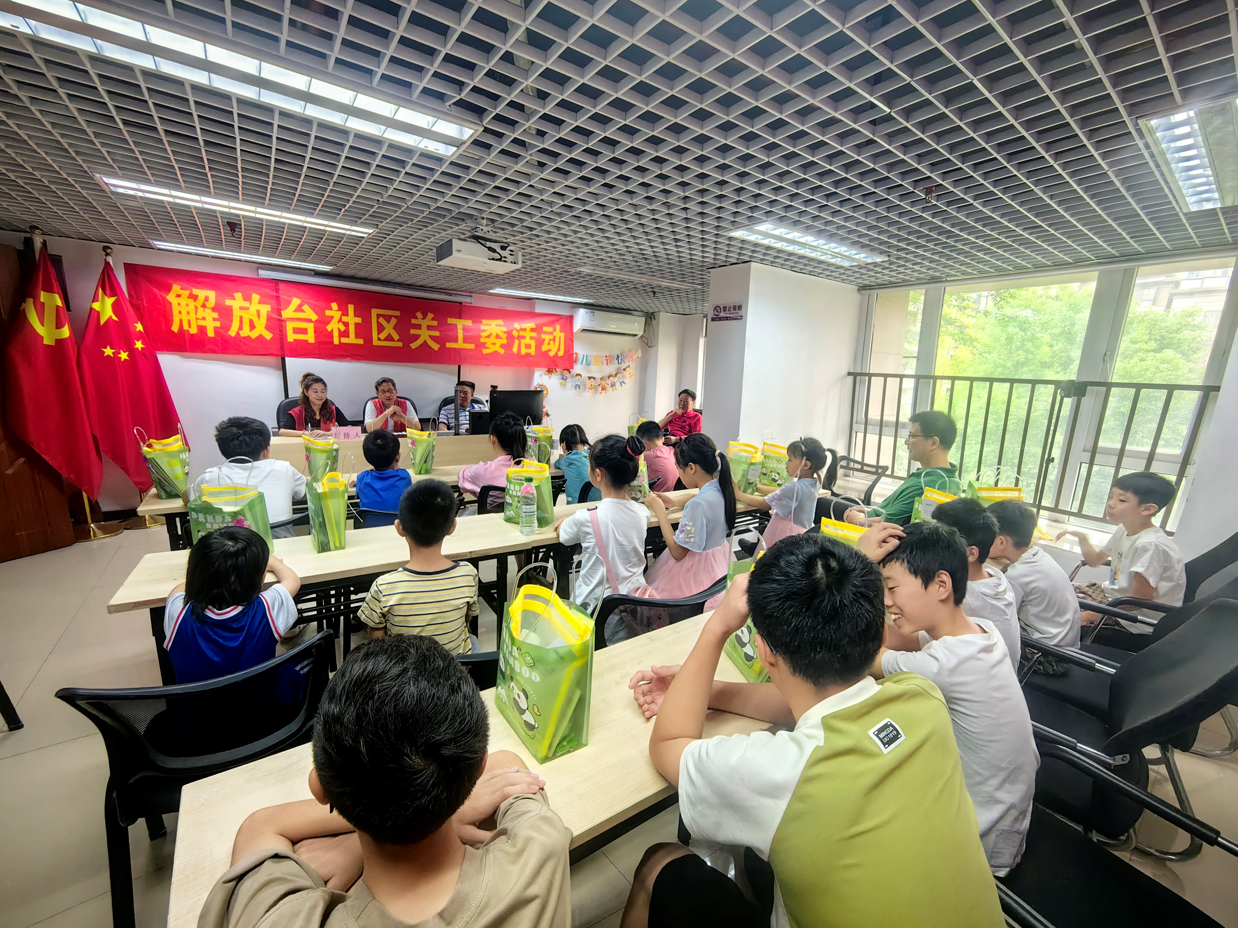 九龙坡区工程师协会会同区住建委退（离）休干部第二党支部开展“关心下一代工作”活动